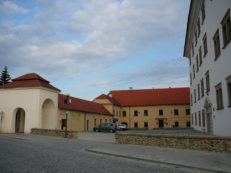 Najdete nás u ostrožského zámku