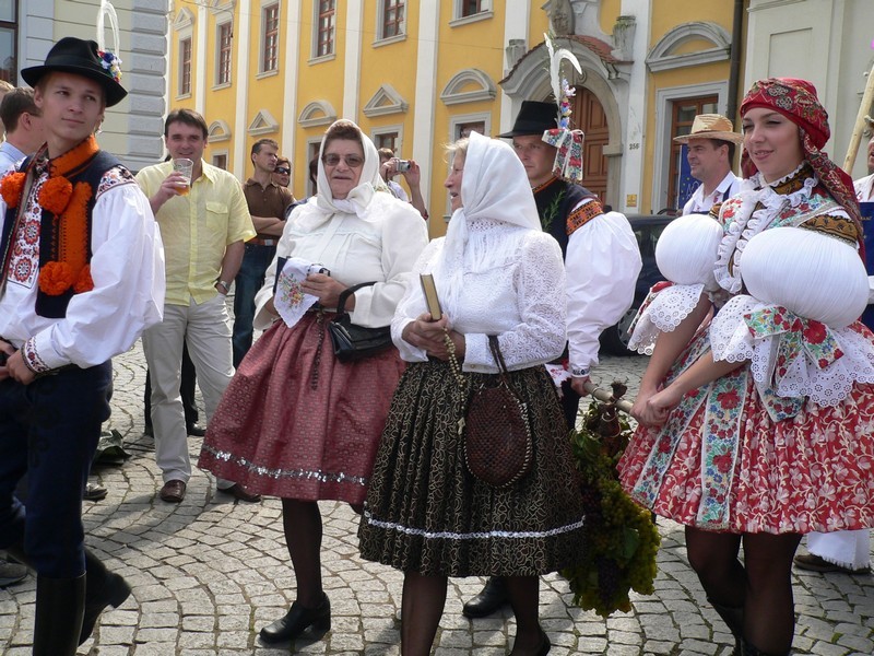 Krojový průvod na Slavnostech vína