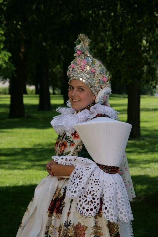 Sváteční ostrožský kroj