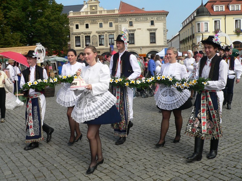 Průvod při stavění máje — Mistřice