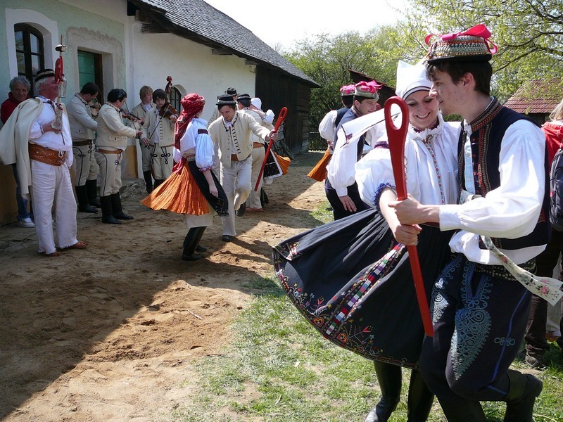 Tanečníci ze Strání ve skanzenu
